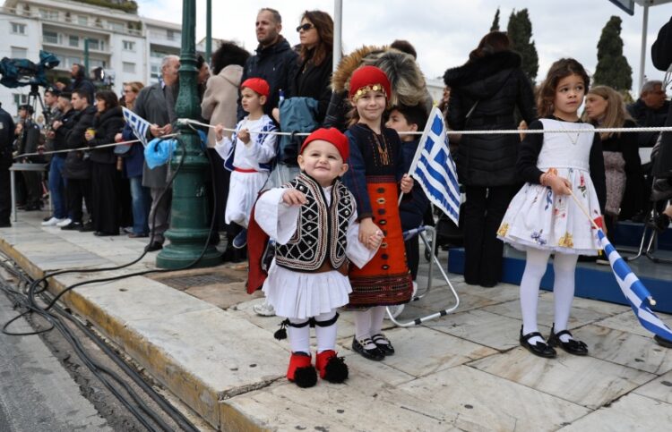 Ο πιο χαριτωμένος Εύζωνας με την πιο όμορφη Ελληνοπούλα στη διάρκεια της παρέλασης (φωτ.: EUROKINISSI)