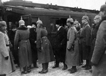 Γερμανοί αξιωματικοί χαιρετούν τη σοβιετική αντιπροσωπεία με επικεφαλής τον Τρότσκι, στο Μπρεστ-Λιτόφσκ (πηγή: Wikipedia / Υπουργείο Πολέμου των Ηνωμένων Πολιτειών)