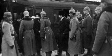 Γερμανοί αξιωματικοί χαιρετούν τη σοβιετική αντιπροσωπεία με επικεφαλής τον Τρότσκι, στο Μπρεστ-Λιτόφσκ (πηγή: Wikipedia / Υπουργείο Πολέμου των Ηνωμένων Πολιτειών)