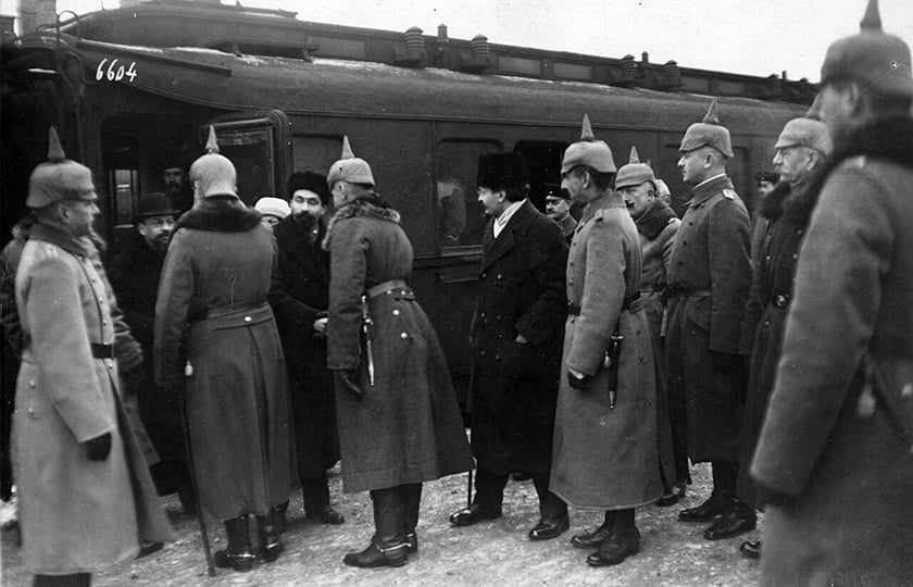 Γερμανοί αξιωματικοί χαιρετούν τη σοβιετική αντιπροσωπεία με επικεφαλής τον Τρότσκι, στο Μπρεστ-Λιτόφσκ (πηγή: Wikipedia / Υπουργείο Πολέμου των Ηνωμένων Πολιτειών)