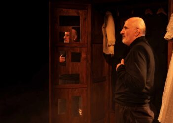 Ο Τάκης Βαμβακίδης σε χαρακτηριστική στιγμή της παράστασης (φωτ.: 5η Εποχή Τέχνης)