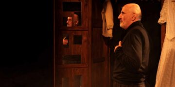 Ο Τάκης Βαμβακίδης σε χαρακτηριστική στιγμή της παράστασης (φωτ.: 5η Εποχή Τέχνης)