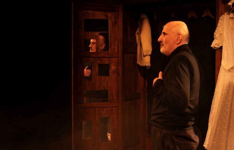 Ο Τάκης Βαμβακίδης σε χαρακτηριστική στιγμή της παράστασης (φωτ.: 5η Εποχή Τέχνης)