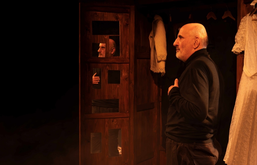 Ο Τάκης Βαμβακίδης σε χαρακτηριστική στιγμή της παράστασης (φωτ.: 5η Εποχή Τέχνης)