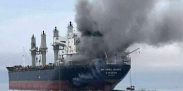 Το «Mayuree Naree», με σημαία Ταϊλάνδης, φλέγεται στο Στενό του Ορμούζ έπειτα από πλήγμα ιρανικών πυραύλων, 11 Μαρτίου 2026 (φωτ.: Royal Thai Navy / EPA)