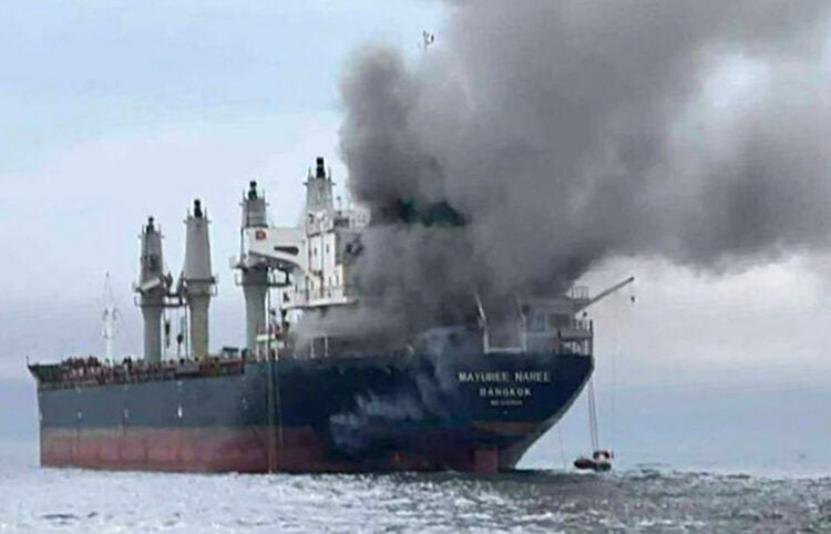 Το «Mayuree Naree», με σημαία Ταϊλάνδης, φλέγεται στο Στενό του Ορμούζ έπειτα από πλήγμα ιρανικών πυραύλων, 11 Μαρτίου 2026 (φωτ.: Royal Thai Navy / EPA)