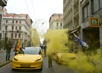 Στιγμιότυπο από πορεία των ταξί στην Αθήνα (φωτ.: EUROKINISSI/Τατιάνα Μπόλαρη)