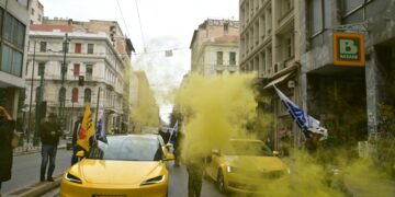 Στιγμιότυπο από πορεία των ταξί στην Αθήνα (φωτ.: EUROKINISSI/Τατιάνα Μπόλαρη)
