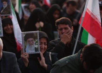 Θρήνος στην Τεχεράνη για το θάνατο του ανώτατου ηγέτη του Ιράν, αγιατολάχ Αλί Χαμενεΐ. 1 Μαρτίου 2026 (φωτ.: EPA  / Abedin Taherkenareh)