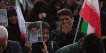 Θρήνος στην Τεχεράνη για το θάνατο του ανώτατου ηγέτη του Ιράν, αγιατολάχ Αλί Χαμενεΐ. 1 Μαρτίου 2026 (φωτ.: EPA  / Abedin Taherkenareh)