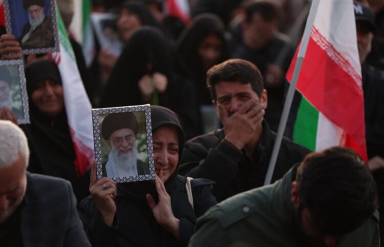 Θρήνος στην Τεχεράνη για το θάνατο του ανώτατου ηγέτη του Ιράν, αγιατολάχ Αλί Χαμενεΐ. 1 Μαρτίου 2026 (φωτ.: EPA  / Abedin Taherkenareh)