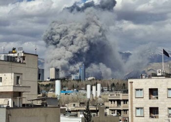 Ισχυρές εκρήξεις από πυραύλους και αεροπορικά πλήγματα ακούστηκαν σε πολλές περιοχές της Τεχεράνης. Κυριακή 1 Μαρτίου 2026 (πηγή: Χ / 
Ihtisham Ul Haq)