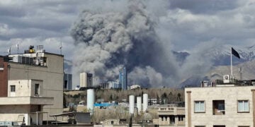 Ισχυρές εκρήξεις από πυραύλους και αεροπορικά πλήγματα ακούστηκαν σε πολλές περιοχές της Τεχεράνης. Κυριακή 1 Μαρτίου 2026 (πηγή: Χ /
Ihtisham Ul Haq)