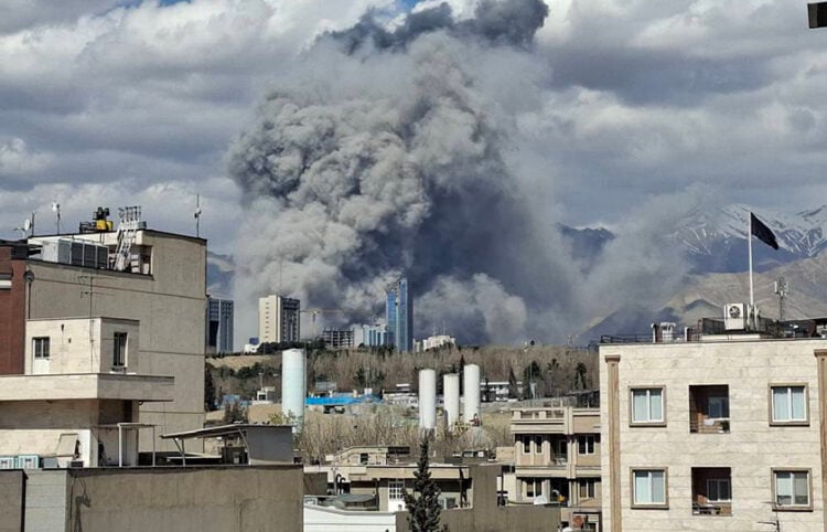 Ισχυρές εκρήξεις από πυραύλους και αεροπορικά πλήγματα ακούστηκαν σε πολλές περιοχές της Τεχεράνης. Κυριακή 1 Μαρτίου 2026 (πηγή: Χ /
Ihtisham Ul Haq)
