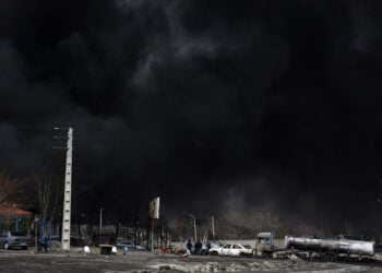 Πυκνός και τοξικός καπνός πάνω από το διυλιστήριο πετρελαίου Shahran, μετά την αεροπορική επιδρομή, 8 Μαρτίου 2026 (φωτ.: EPA / Abedin Taherkenareh)