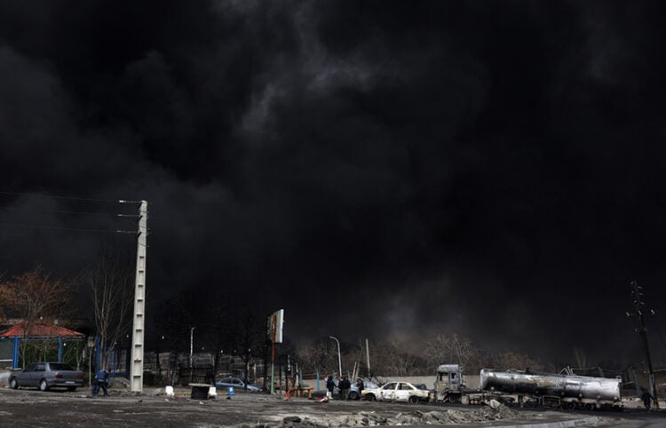 Πυκνός και τοξικός καπνός πάνω από το διυλιστήριο πετρελαίου Shahran, μετά την αεροπορική επιδρομή, 8 Μαρτίου 2026 (φωτ.: EPA / Abedin Taherkenareh)