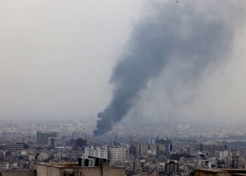 Καπνός υψώνεται μετά από πυραυλικό χτύπημα στην κεντρική Τεχεράνη, 10 Μαρτίου 2026 (φωτ.: EPA / Abedin Taherkenareh)