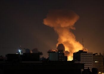 Καπνός υψώνεται πάνω από το κέντρο της Τεχεράνης μετά από αεροπορικό πλήγμα (φωτ.: EPA/Abedin Taherkenareh)