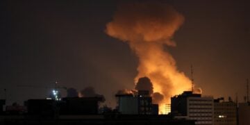 Καπνός υψώνεται πάνω από το κέντρο της Τεχεράνης μετά από αεροπορικό πλήγμα (φωτ.: EPA/Abedin Taherkenareh)