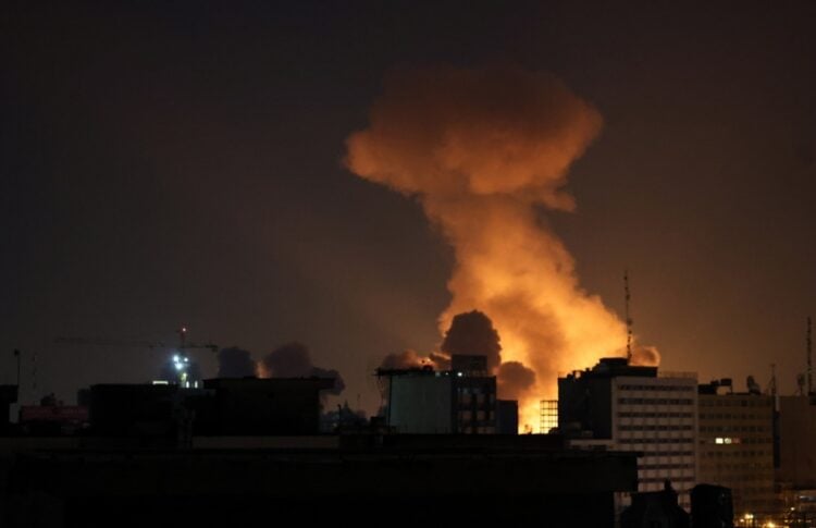 Καπνός υψώνεται πάνω από το κέντρο της Τεχεράνης μετά από αεροπορικό πλήγμα (φωτ.: EPA/Abedin Taherkenareh)