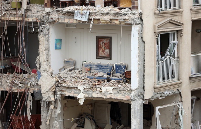 Κατεστραμμένο κτήριο στην Τεχεράνη μετά από ισραηλινό πλήγμα (φωτ.: EPA/Abedin Taherkenareh)
