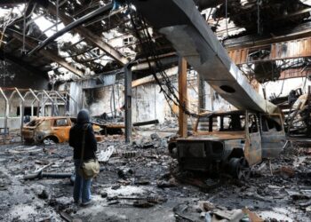 Ιρανή δημοσιογράφος σε κατεστραμμένο οίκημα στην Τεχεράνη, μετά από ισραηλινό πλήγμα (φωτ.: EPA/Abedin Taherkenareh)