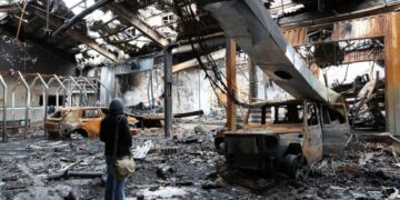 Ιρανή δημοσιογράφος σε κατεστραμμένο οίκημα στην Τεχεράνη, μετά από ισραηλινό πλήγμα (φωτ.: EPA/Abedin Taherkenareh)