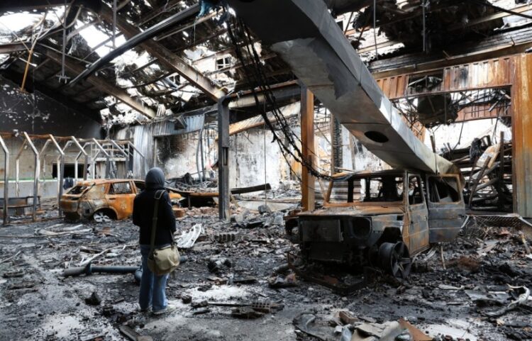 Ιρανή δημοσιογράφος σε κατεστραμμένο οίκημα στην Τεχεράνη, μετά από ισραηλινό πλήγμα (φωτ.: EPA/Abedin Taherkenareh)