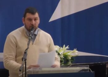 Ο πρόεδρος της Ένωσης Ποντίων Νίκαιας-Κορυδαλλού στο βήμα του περιφερειακού συμβουλίου Αττικής (φωτ.: YouTube)