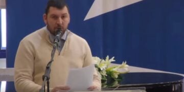 Ο πρόεδρος της Ένωσης Ποντίων Νίκαιας-Κορυδαλλού στο βήμα του περιφερειακού συμβουλίου Αττικής (φωτ.: YouTube)