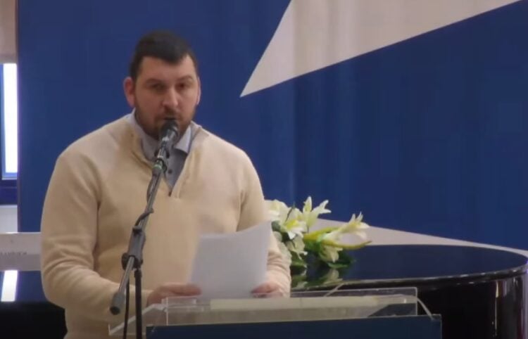 Ο πρόεδρος της Ένωσης Ποντίων Νίκαιας-Κορυδαλλού στο βήμα του περιφερειακού συμβουλίου Αττικής (φωτ.: YouTube)