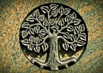 Το δέντρο της γνώσης, χαραγμένο σε επιτύμβια πλάκα (πηγή: getarchive.net)