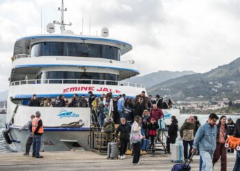 Τούρκοι τουρίστες αποβιβάζονται στην Λέσβο τον Μάρτιο του 2025 (φωτ.: EUROKINISSI/Παναγιώτης Μπαλάσκας)