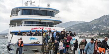 Τούρκοι τουρίστες αποβιβάζονται στην Λέσβο τον Μάρτιο του 2025 (φωτ.: EUROKINISSI/Παναγιώτης Μπαλάσκας)