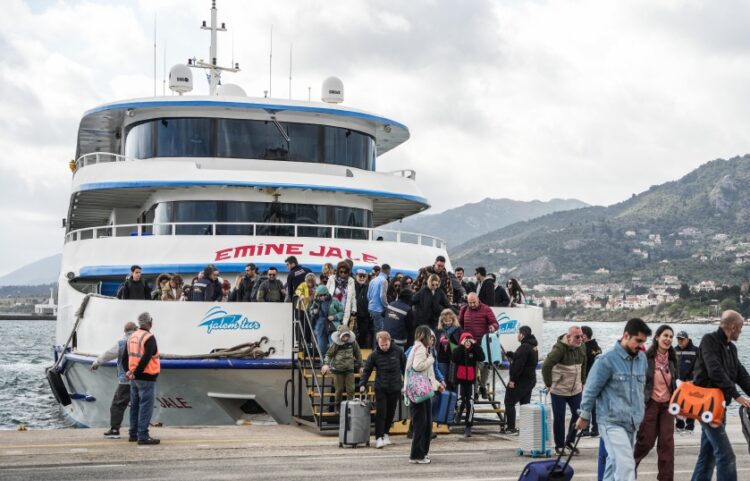 Τούρκοι τουρίστες αποβιβάζονται στην Λέσβο τον Μάρτιο του 2025 (φωτ.: EUROKINISSI/Παναγιώτης Μπαλάσκας)
