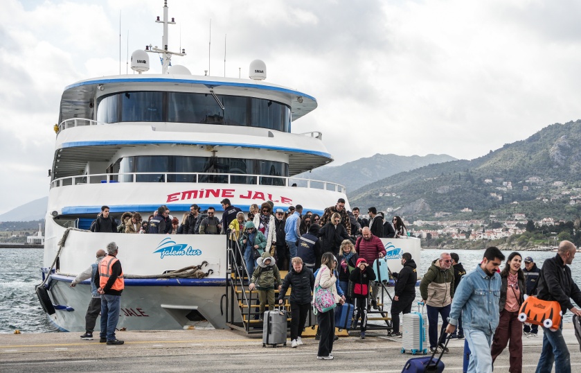 Τούρκοι τουρίστες αποβιβάζονται στην Λέσβο τον Μάρτιο του 2025 (φωτ.: EUROKINISSI/Παναγιώτης Μπαλάσκας)