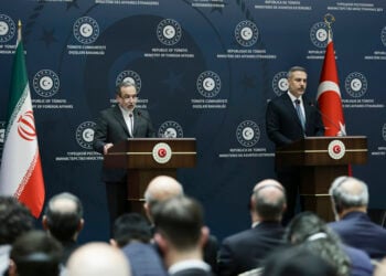 Ο υπουργός Εξωτερικών της Τουρκίας Χακάν Φιντάν και ο υπουργός Εξωτερικών του Ιράν Αμπάς Αραγτσί κατά τη διάρκεια συνέντευξης Τύπου μετά τη συνάντησή τους στην Κωνσταντινούπολη, στις 30 Ιανουαρίου 2026 (φωτ.: EPA / Erdem Sahin)