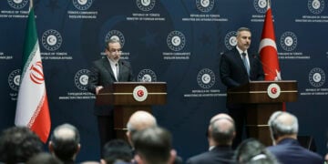 Ο υπουργός Εξωτερικών της Τουρκίας Χακάν Φιντάν και ο υπουργός Εξωτερικών του Ιράν Αμπάς Αραγτσί κατά τη διάρκεια συνέντευξης Τύπου μετά τη συνάντησή τους στην Κωνσταντινούπολη, στις 30 Ιανουαρίου 2026 (φωτ.: EPA / Erdem Sahin)