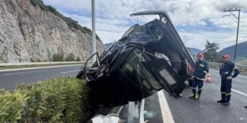 Αυτοκίνητο κατέληξε επάνω στις μπάρες του αυτοκινητόδρομου του Μορέα, στην Τρίπολη, σε τροχαίο ατύχημα με δύο τραυματίες (φωτ.: Arcadiaportal.gr/ EUROKINISSI)