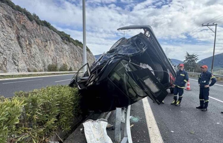 Αυτοκίνητο κατέληξε επάνω στις μπάρες του αυτοκινητόδρομου του Μορέα, στην Τρίπολη, σε τροχαίο ατύχημα με δύο τραυματίες (φωτ.: Arcadiaportal.gr/ EUROKINISSI)