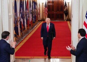 Ο πρόεδρος της Βουλής Μάικ Τζόνσον και ο υπουργός Εξωτερικών Μάρκο Ρούμπιο υποδέχονται τον Ντόναλντ Τραμπ σε μια συζήτηση στρογγυλής τραπέζης στον Λευκό Οίκο, 6 Μαρτίου 2026 (φωτ.: EPA / Aaron Schwartz / POOL)