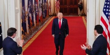 Ο πρόεδρος της Βουλής Μάικ Τζόνσον και ο υπουργός Εξωτερικών Μάρκο Ρούμπιο υποδέχονται τον Ντόναλντ Τραμπ σε μια συζήτηση στρογγυλής τραπέζης στον Λευκό Οίκο, 6 Μαρτίου 2026 (φωτ.: EPA / Aaron Schwartz / POOL)