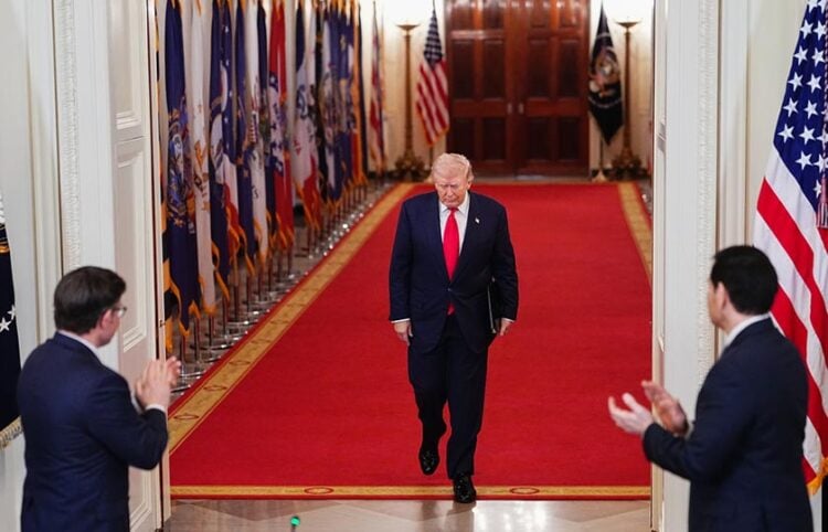 Ο πρόεδρος της Βουλής Μάικ Τζόνσον και ο υπουργός Εξωτερικών Μάρκο Ρούμπιο υποδέχονται τον Ντόναλντ Τραμπ σε μια συζήτηση στρογγυλής τραπέζης στον Λευκό Οίκο, 6 Μαρτίου 2026 (φωτ.: EPA / Aaron Schwartz / POOL)