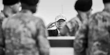 Ο Ντόναλντ Τραμπ στην τελετή υποδοχής των σορών έξι Αμερικανών, στη βάση της Πολεμικής Αεροπορίας στο Ντόβερ του Ντέλαγουερ. Οι στρατιώτες σκοτώθηκαν σε επίθεση με drone στο Κουβέιτ. 7 Μαρτίου 2026 (φωτ.: Official White House Photo / Daniel Torok)