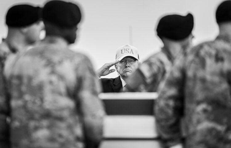 Ο Ντόναλντ Τραμπ στην τελετή υποδοχής των σορών έξι Αμερικανών, στη βάση της Πολεμικής Αεροπορίας στο Ντόβερ του Ντέλαγουερ. Οι στρατιώτες σκοτώθηκαν σε επίθεση με drone στο Κουβέιτ. 7 Μαρτίου 2026 (φωτ.: Official White House Photo / Daniel Torok)