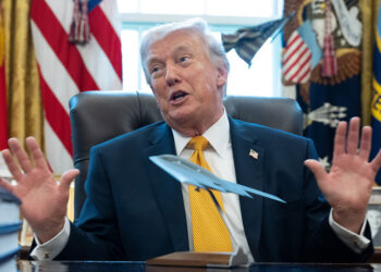 Ο Ντόναλντ Τραμπ στο Οβάλ Γραφείο με ένα ομοίωμα «αόρατου» βομβαρδιστικού μπροστά του (φωτ.: EPA / Aaron Schwartz / POOL)