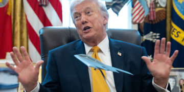 Ο Ντόναλντ Τραμπ στο Οβάλ Γραφείο με ένα ομοίωμα «αόρατου» βομβαρδιστικού μπροστά του (φωτ.: EPA / Aaron Schwartz / POOL)