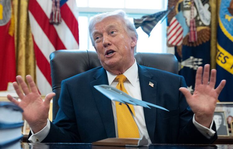 Ο Ντόναλντ Τραμπ στο Οβάλ Γραφείο με ένα ομοίωμα «αόρατου» βομβαρδιστικού μπροστά του (φωτ.: EPA / Aaron Schwartz / POOL)