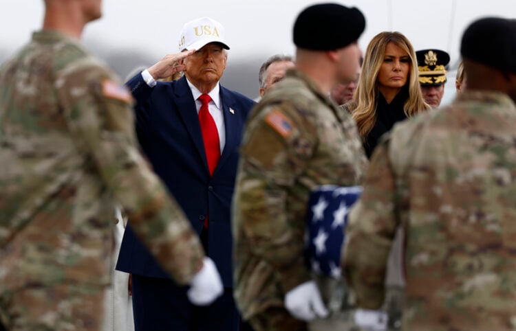 Ο Ντόναλντ Τραμπ στην τελετή υποδοχής των σορών έξι Αμερικανών, στη βάση της Πολεμικής Αεροπορίας στο Ντόβερ του Ντέλαγουερ. Οι στρατιώτες σκοτώθηκαν σε επίθεση με drone στο Κουβέιτ. 7 Μαρτίου 2026 (φωτ.: EPA / Will Oliver)