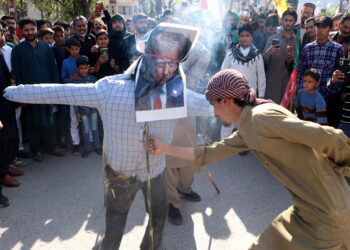 Διαδηλωτές καίνε ομοίωμα του Ντόναλντ Τραμπ κατά τη διάρκεια συγκέντρωσης για την Ημέρα Κουντς (Quds Day) στο Μουζαφαραμπάντ, πρωτεύουσα του πακιστανικού Κασμίρ, στις 13 Μαρτίου 2026 (φωτ.: EPA / Amiruddin Mughal)